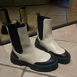 Boots  - Säljer dessa boots från Gina tricot. Endast använda 2 gånger. 