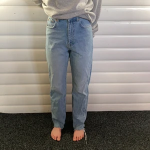 Nakd jeans storlek 32 - Ljusblå jeans, oanvända, lite för stora för mig och därför säljer jag dem. 