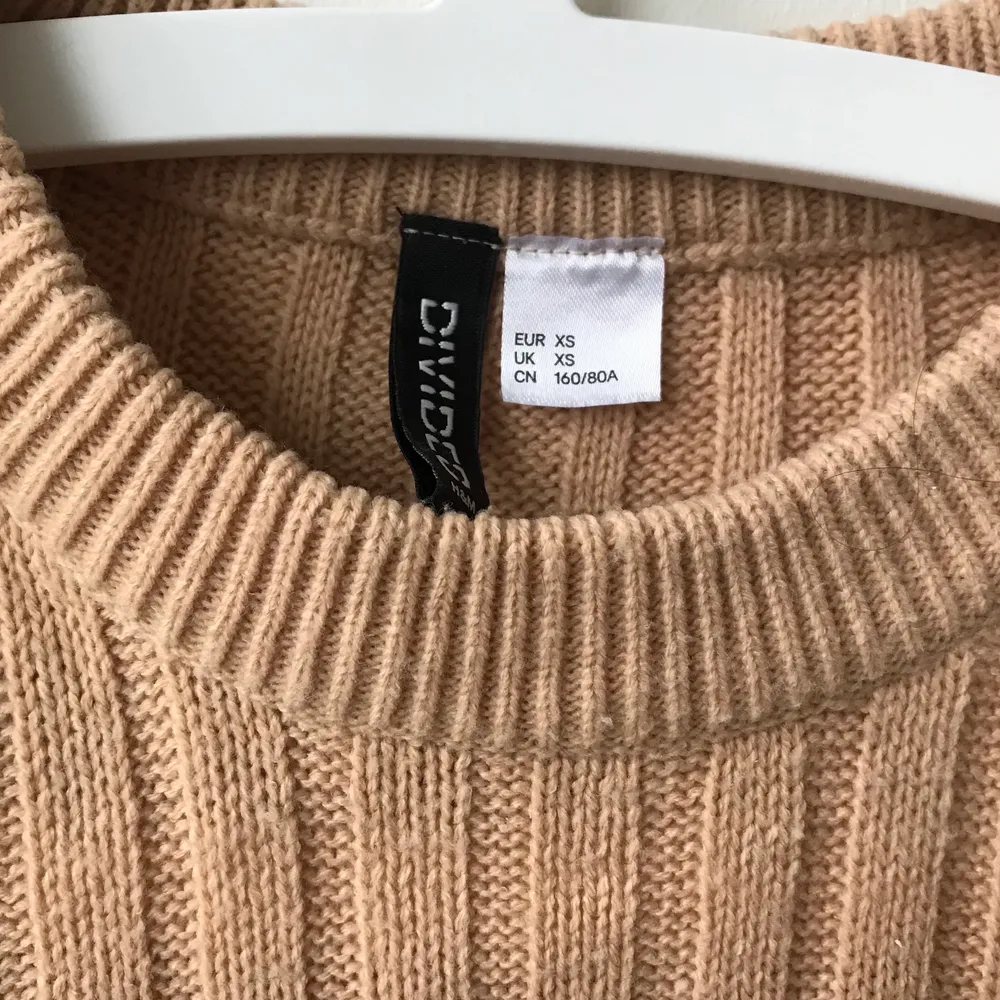 Stickad beige tröja från H&M. Ribbad. Strl XS. Bra skick!. Stickat.