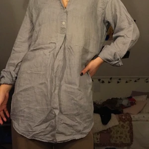 linneskjorta  - grå linneskjorta från h&m. den är oversized i modellen och går ner till låren på mig som är 165 cm.
