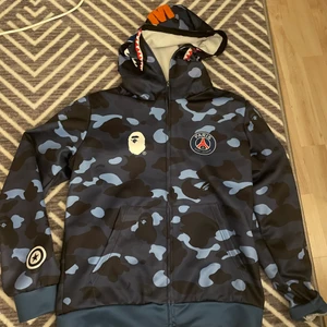 M - Köpte fel storlek på koftan så den är knappt använd. För mer bilder info hör gärna av dig!