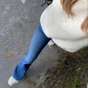 Bootcut jeans - Säljer två par av mina favorit bootcut jeans.(lånade bilder) Anledningen till att jag säljer är för att de börjar bli för små för mig. Köptes för 300/par men säljer ett par för 250💕 skriv vid intresse😚
