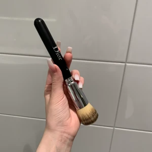Dior borste - Dior foundationborste💕. Kommer rengöras noggrant, innan jag postar. Använd ett fåtalgånger men säljer pga har för många borstar🥲 (orginal pris: 480kr)