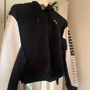 En croppad hoodie från Puma i storlek S. Jättefint skick, säljer då den är för liten för mig!⭐️💛