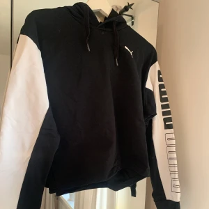Puma cropped hoodie - En croppad hoodie från Puma i storlek S. Jättefint skick, säljer då den är för liten för mig!⭐️💛