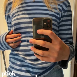 Randig tröja  - Bild från förra ägaren. Jättefin tröja från Mads Norgaard köpt här på plick men säljer då den tyvärr inte kommit till så mycket användning som jag trodde. Den är i bra skick är bara använd ett fåtal gånger. Skriv privat för egna bilder. Frakt tillkommer💕