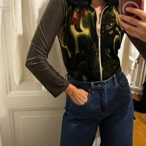 90s tröja med dragkedja och pälskrage  - Vintage tröja med ”90s” look, pälskrage (fuskpäls) och dragkedja i silver som fungerar väl!  Unikt mönster!   Storlek: small/medium   Hämtas i Vasastan, Stockholm  