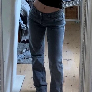 Zara mid Rise jeans - Beställde dom här jeansen från zara i storlek 36 men dom var tyvärr lite för små. Lappen är kvar och dom är ändrat testade💞💞 (första bilden är lånad)