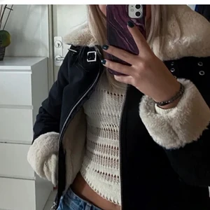 Vårjacka - Jättefin vårjacka som jag tyvärr inte använt på länge. Köptes här på plick, bra skick och inte använd ofta. Skriv för fler bilder💖