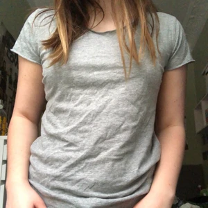 Grå tröja - Supermjuk och bekväm t-shirt :) står ingen storlek men skulle nog säga att den är s-m! köparen står för frakten men möter annars upp på söder eller tc🌟
