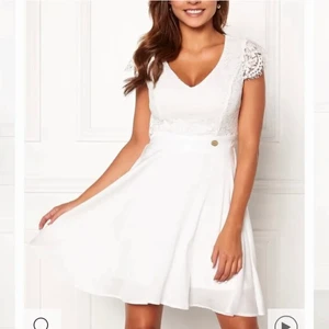 Student klänning - Säljer denna vita studentklänning köpt på bubbleroom, märke Chiara forthi, köpt för 599 i sommras, aldrig använd då den var för stor, lappen sitter kvar, storlek L 🥰 fraktar spårbart✨ hör av dig vid fler frågor/bilder. Är annonsen uppe finns klänningen kvar🤗