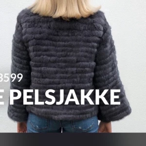 Pälsjacka  - Superfin oanvänt pälsjacka i 100% kanin från märket Amuse. Kortare modell se bild. Nypris 6000 kr. 