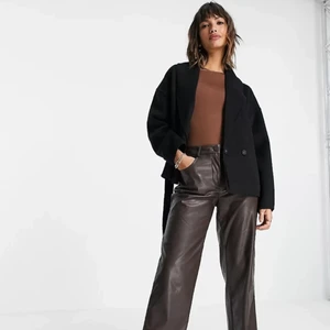 & other stories jacka - Jacka från & other stories som är köpt förra året. Nypriset är 1699kr och den är väldigt sparsamt använd. Bältet på bilden följde inte med när jag köpte den. Mitt pris: 500kr