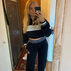 Playboy - Hej! Säljer detta as sköna set från playboy med mer croppad tröja och byxor. Storlek M men tröjan är 38, skulle nog säga att tröjan passar från 34 och uppåt. Beroende på hur man vill att det sitter. Finns att köpa separat också om så önskas!😁