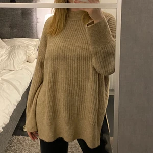 Stickad tröja 🤎 - En stickad tröja med öppning på sidorna 🤎