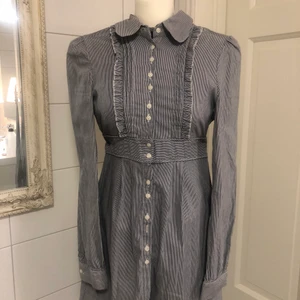 Lång figursydd skjorta stl XS-S - Lång figursydd skjorta stl S, den är märkt med stl S men jag tycker den är liten under bysten så snarare en XS. Gammaldags bohemisk stil, lite Emil i Lönneberga känsla 🌼🌼🌼 Från Vero Moda 