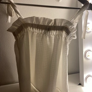 Vit topp  - En jättefin vit topp ifrån hm❤️‍🔥 använd Max 3 ggr! Öppen för diskussion om priset💕 original pris 199kr❣️skriv om ni vill ha bild med toppen på!!!