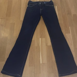 Jeans  - Ett par super snygga jeans, har köpt dom på en second hand för 200kr, men tycker inte dom passar längre, jag är 162 och dom går över skon perfekt. Säljer dom för 150kr för har knappt använt dom! 