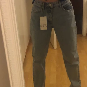 Zara jeans Mid-rise full length - Ett par blåa Zara jeans i modellen Mid-rise full length i storlek 36. Helt oanvända ändats tästade. Säljer pga lite förstora. Hör av dig om du är intresserad eller vill ha bättre bilder