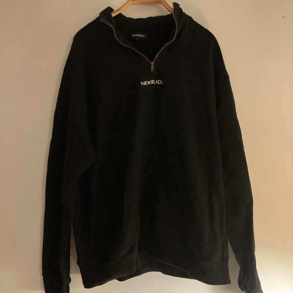 Svart hoodie, av märket New black. Kan mötas upp eller frakta!. Tröjor & Koftor.
