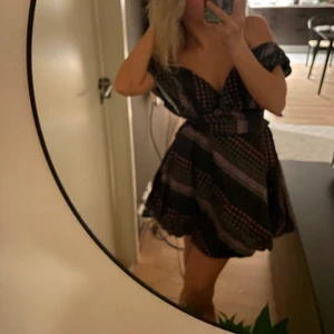 Klänning  - Super fin elegant cocktailklänning från Dagmar! Använd fåtal gånger.