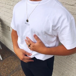 Acne studios tshirt  - Säljer min acne studios tshirt i storlek medium. Passformen är boxig, lite oversized. Bra skick, inga fläckar! Köpt på NK i avenyn, nypris 2200