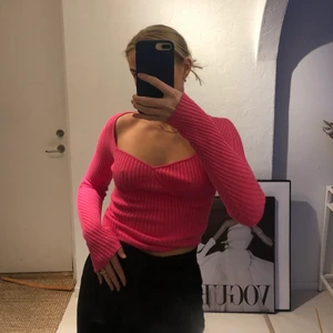 Superfin topp från H&M - Topp från hm i superhärlig rosa färg, jättefin skurning i halsen. Använd fåtal gånger. 🌺💗 200kr inklusive frakt 