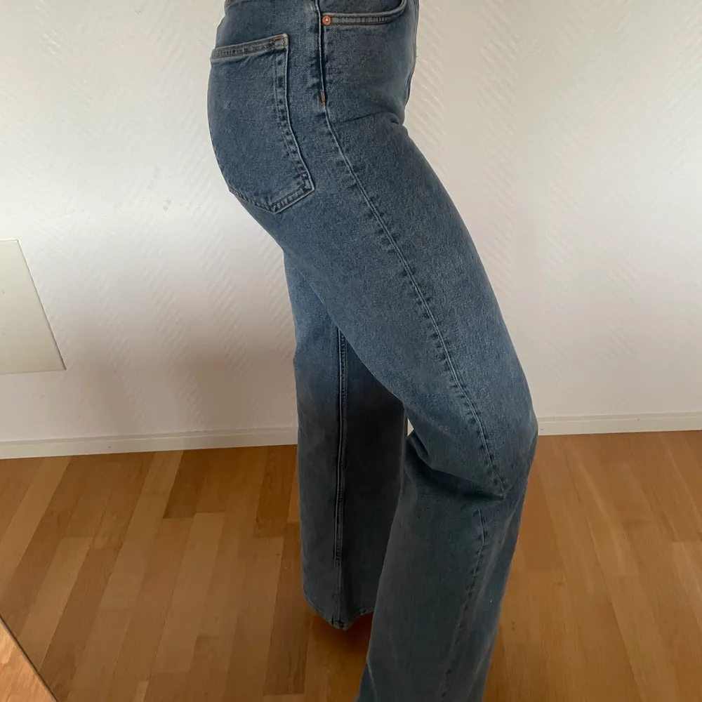 Blåa jeans från märket & Other Stories i storlek 36. Byxorna är i världigt gott skick och mycket sköna. Lite stretch i dem. Jag är 175cm ifall ni undrar😁. Jeans & Byxor.