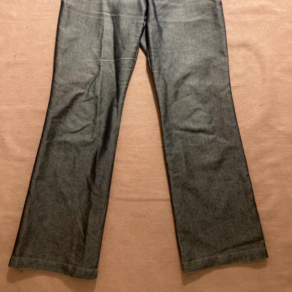 Snygga jeans köpt ifrån Plick! Snygg passform, sitter lite utsvängda längs benen.. Jeans & Byxor.