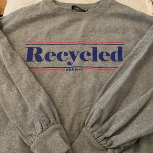 Jättefin tröja  - Troja ifrån märket SOAKED, väldigt fina detaljer på armen samt fint tryck. Fint skick, frakt tillkommer ❤️