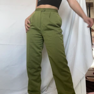 Gröna byxor - Fantastiska gröna byxor! Helt perfekta nu när det är kallare väder då de är isolerande!! Har en högmidjad rak passform. Jag är 168,5cm och bär oftast w29 l32 i byxor. Plagget är i gott defektfritt skick. Köpare står för 66kr spårbar frakt. 