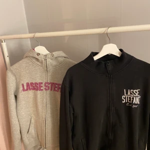 Lasse Stefanz  - 2 tjocktröjor med dragkedja. Storlek S men stor i storleken. Passar mig som är en M. Köpte båda nya för 1000, så kan tänka mig 500 för båda nu. 