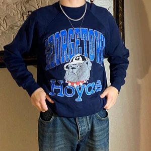  Chosen Vintage Sweatshirt  - Georgetown Sweatshirt Sitter som M, trycket är lite slitet men det är charmigt i sig. Kom dm för mått eller frågor!!