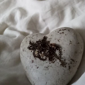 Stjärnhalsband - Ett bronsaktigt halsband med stjärnor på. Halsbandet säljs för att det ej kommit till andväning. För mer info skriv privat