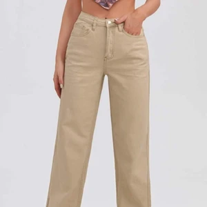 Beiga raka jeans  - Beiga raka jeans ifrån shein i storlek S. Nypris 190kr men säljer för 150kr då dem är helt oanvända om man bortser när jag provade dem till bilden. 