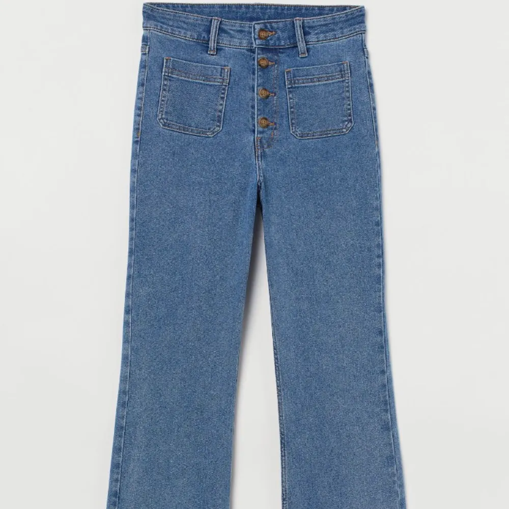 Ett par ankellånga jeans i stretchigt denim från H&M i strl 32!💓 Jeansen har hög midja och raka ben med lätt utsvängda benslut. Fickor fram samt synlig knallgylf!🫶🏻 . Jeans & Byxor.