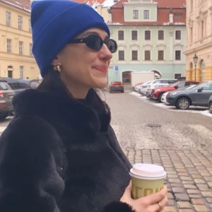 Blå mössa  - Super fin mössa bra för hösten! Liknar lite acne mössor. Första bilden är lånad och det är andra som är den jag säljer! 