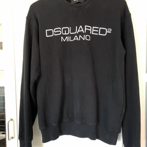 Svart Dsquared2 tröja storlek Small - Säljer min sons tröja som är ca 2 år gammal. Använt skick. Normal i storleken. 