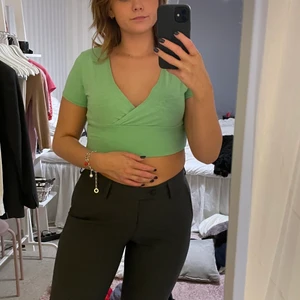 Grön topp - Superfin ljus/mint grön topp från monki. Använd 1 gång 