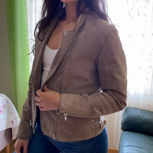 Äkta läder jacka  - Äkta läder jacka köptes från Vivaldi som kostat 1600kr användes få tal gånger. Mycket bra skick.