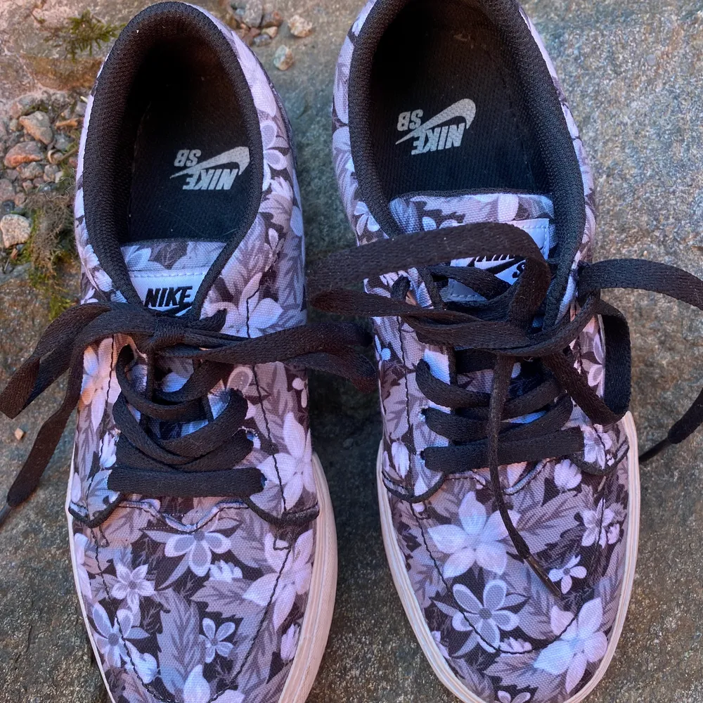 Blommiga grå Nike skor i storlek 38,5. Skor.