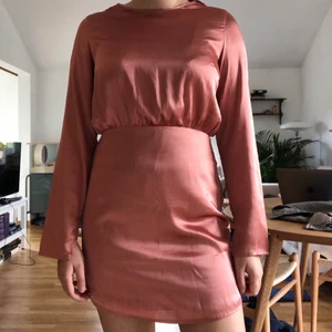 Klänning  - Superfin klänning från Gina som är lite liten för mig. Den är lite öppen där bak och har slits vid ärmarna. Storleken är S-M. Gratis frakt men kan också mötas upp i Lund:) 