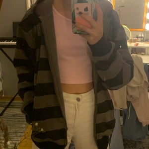 Tröja  - En super fin höst tröja med gråbruna och svarta ränder, i storlek L pris 70kr + frakt 