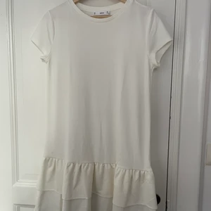 Tshirtklänning med volanger  - Från mango. Storlek S, aldrig använd. Frakt: 72 kr