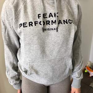 Fin peak hoodie som är fin i material och färg, inga fläckar och bra cond 7,5/10 nypris 1200kr