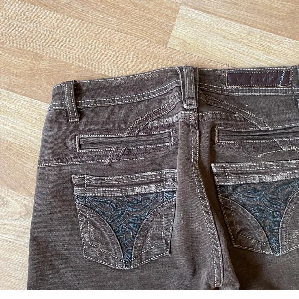 Hej säljer dessa jeans som jag köpte av en tjej på plick men dem var tyvvär för små för mig :( Skriv privat om ni är intresserade att köpa :). Jeans & Byxor.