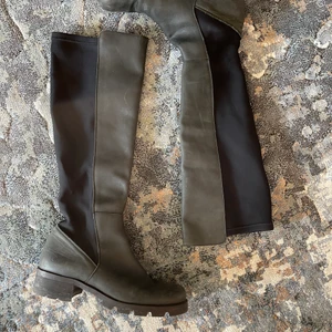 Boots - supercoola & unika - Säljer dessa underbara bootsen/stövlarna i mycket bra kvalitét!! Originalpris: 1699 kr. Går nästan upp till knäna! Skicka ditt bud privat❤️❤️