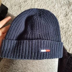 Blå beanie mössa. Tommy Jeans - Blå mysig mössa, väldigt stretchig