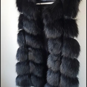 Pälsväst i äkta päls  - Bra skick, går ner i pris vid snabb affär.
