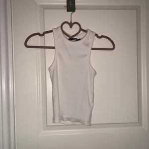 Vitt linne - Vitt linne från bikbok. Inte genomskinlig. Aldrig använd då den är för liten för mig. Köparen står för fraktkostnaden. Hör av dig för fler bilder!💞